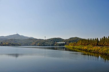 Sakin ve dingin. Güney Kore, Seul 'deki dağlı güzel büyük göl deposu.