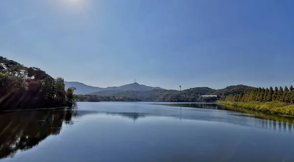 Klidné Klidné Krásné Velké Jezero Přehrady Horami Soulu Jižní Korea — Stock fotografie