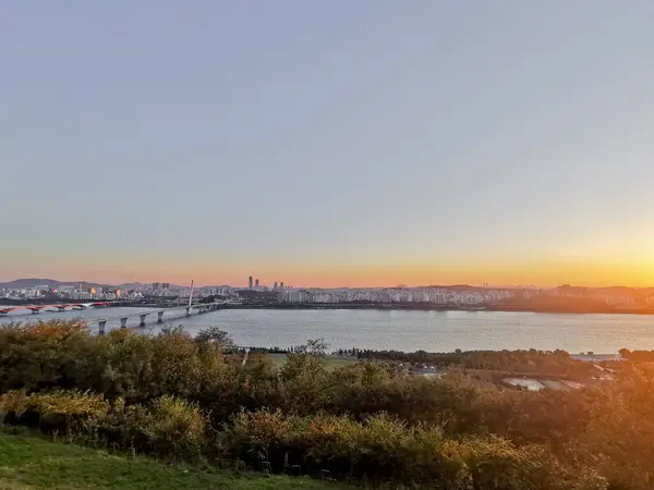 서울특별시 대한민국 2022년 10월 24일 오후와 바닐라 하늘에 한강이 조용한 — 스톡 사진