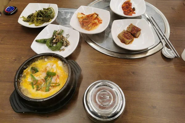 Sopa Huevo Kimchi Coreano Con Diferentes Platos Acompañantes Servidos Calientes — Foto de Stock