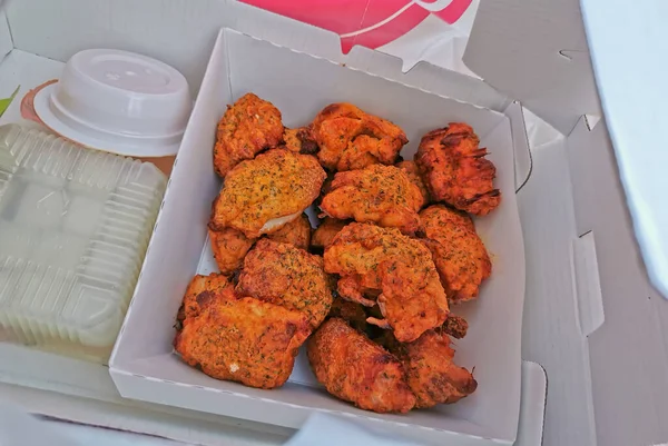 韩国调料辣秘方酱汁腌鸡肉盒 — 图库照片