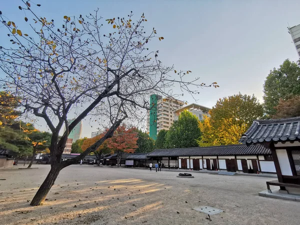 北朝鮮 Southorea October 2022 北朝鮮王朝時代にヒュンギョン王子の王宮として使用された 建物のフロントに観光客が立っている — ストック写真