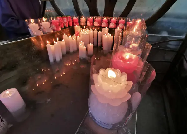 Белый Розовый Лотос Свечи Зажигаются Скулят Спокойной Мирной Сцене Темным — стоковое фото