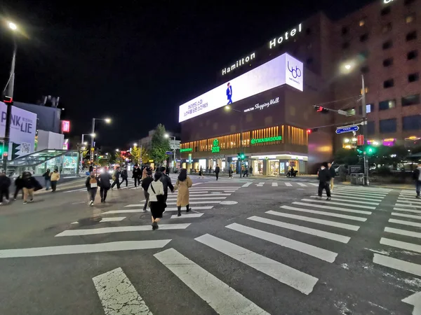 首尔南部城市首尔 2022年10月25日 繁忙的首尔中心商业区 深夜繁忙的大街交叉口 街上走着许多人 — 图库照片
