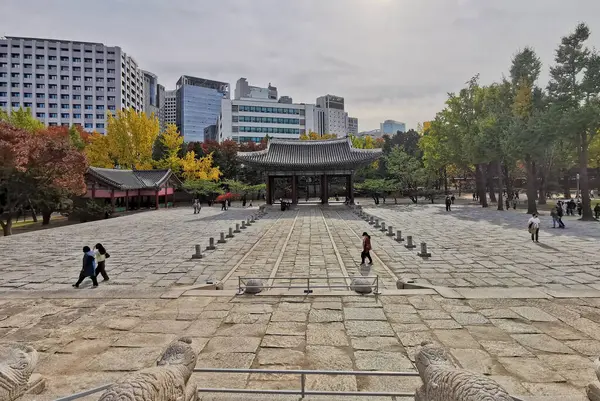서울특별시 대한민국 2022년 10월 26일 가을에 화려한 단풍이 덕수궁의 오래된 — 스톡 사진