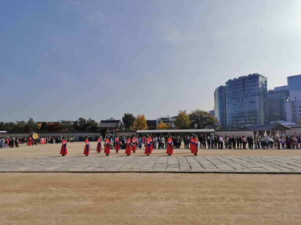 ソウトコリア October 2022 韓国の古代の兵士は ギョンボク宮殿前線の多くの観光客の間でイベントの変更をガード — ストック写真