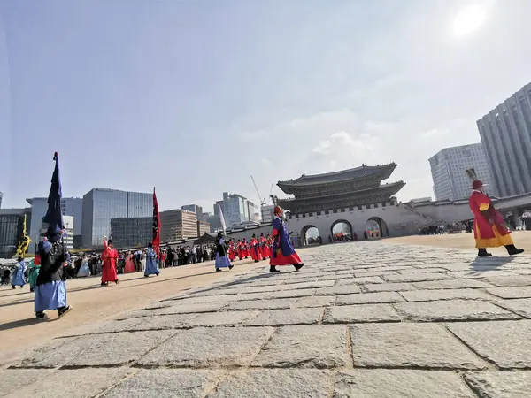 Seoul South Korea Październik 2022 Koreańscy Starożytni Żołnierze Strzegą Zmieniającego — Zdjęcie stockowe