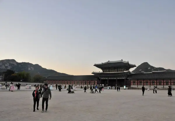 Seoul South Korea Październik 2022 Wieczorem Brama Wejściowa Pałacu Gyeongbokgung — Zdjęcie stockowe