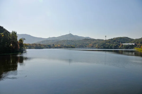 Спокійний Спокійний Красивий Великий Озерний Резервуар Горою Сеулі Південна Корея — стокове фото