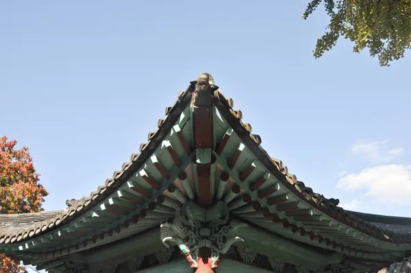ソウルで午後に古い木製の緑の屋根を持つ伝統的な韓国ハノックビレッジビル — ストック写真