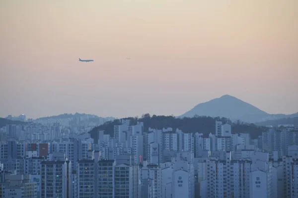 Seoul South Korea October 2022 Airplane Flies High Rise Skyscraper — Stock Photo, Image