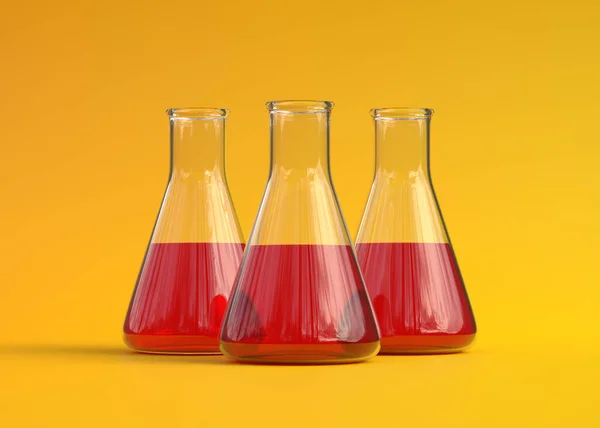 Trzy Kolby Erlenmeyera Czerwonym Płynem Żółtym Tle Kolba Chemiczna Szkło — Zdjęcie stockowe