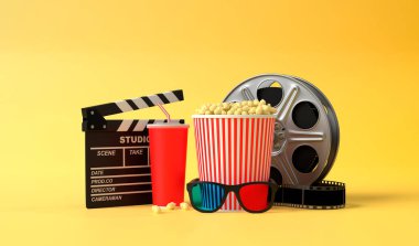 Patlamış mısır, 3 boyutlu bardaklar, tek kullanımlık kırmızı kola bardakları, sarı arka planda film makarası ve klapa. Minimalist yaratıcı konsept. Sinema, sinema, eğlence konsepti. 3d resimleme
