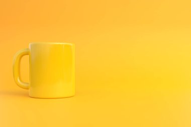 Sarı seramik bardak ya da kahve, içecek ya da sarı arka planda çay için boş bardak. Minimum konsept. 3B Hazırlama 3B Görüntü