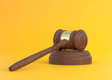 Sarı arka planda ahşap yargıç tokmağı. Hukuk eğitimi için ödeme. Müzayedede teklif vermek. Yolsuzluğa karşı sorumluluk. Hakların korunması. Hukuk ve iyi. Vergiden kaçınma. 3d resimleme
