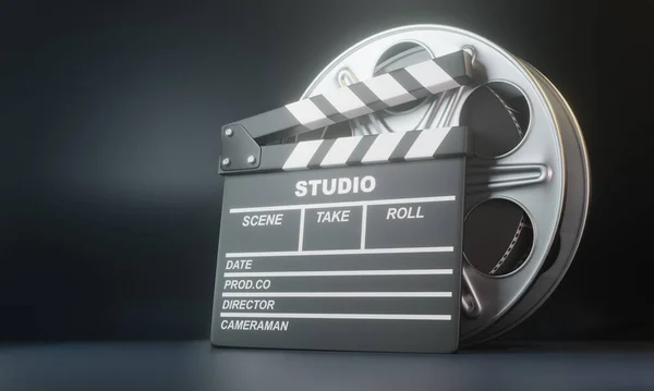 黒の背景にクラッパーボードとフィルムリール 最小限の創造的な概念 エンターテイメントのコンセプト 3Dレンダリング図 — ストック写真