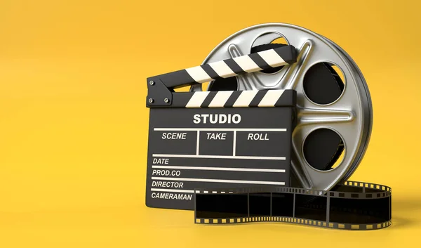 パステルカラーの明るい黄色の背景に分離されたクラッパーボードとフィルムリール 最小限の創造的な概念 エンターテイメントのコンセプト 3Dレンダリング図 — ストック写真