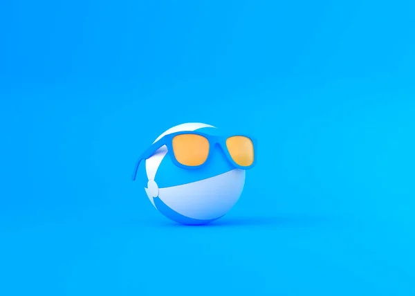 青の背景にサングラスをかけてビーチボール 夏休みのコンセプト 最小限の創造的な抽象概念 3Dレンダリング図 — ストック写真