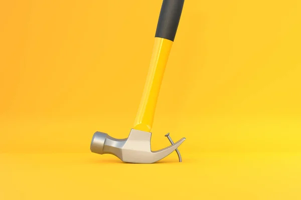 Молоток Когтей Жёлтой Пластиковой Ручкой Вытаскивает Гвоздь Доски Жёлтом Фоне — стоковое фото