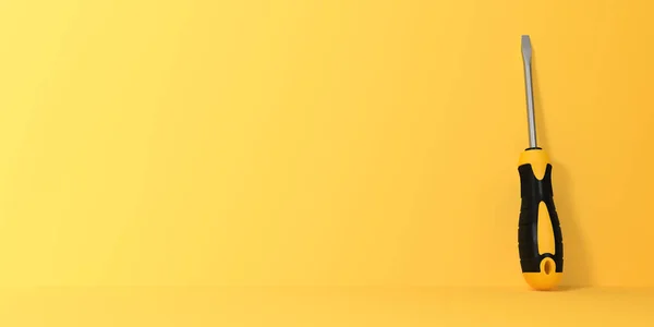 Schraubenzieher Auf Gelbem Hintergrund Mit Kopierraum Darstellung — Stockfoto