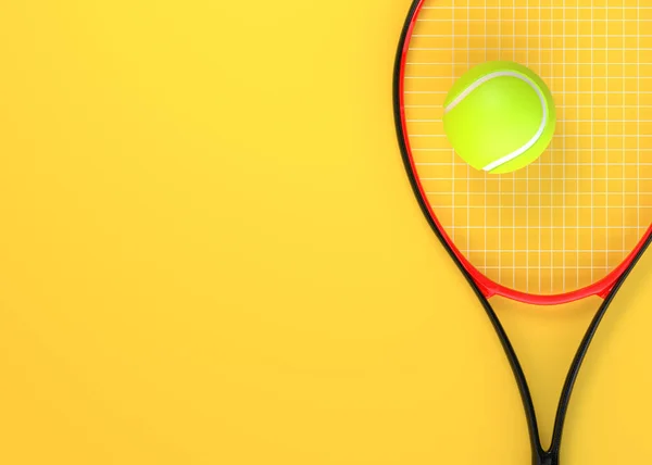 Ράκετ Τένις Μπάλα Του Τένις Κίτρινο Φόντο Στο Πάνω Μέρος — Φωτογραφία Αρχείου
