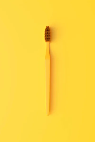 Γκρο Πλαν Πλαστική Οδοντόβουρτσα Στο Κίτρινο Φόντο Αντίγραφο Χώρο Απεικόνιση — Φωτογραφία Αρχείου