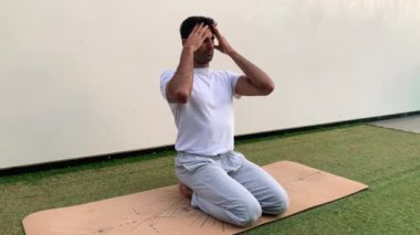 Hintli adam nefes alma teknikleri uyguluyor. Parktaki yoga minderi üzerine meditasyon seansı. Dışarıda daha sağlıklı olmak için rahatla. Konsantrasyon egzersizleri yazın kanarya adalarında yapılır.. 