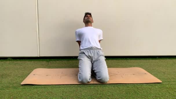 Indian Man Practicing Yoga Ethnic Outfit Fitness Session Mat Park — Stock video