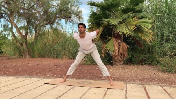 Homme Indien Pratiquant Yoga Séance Fitness Sur Tapis Dans Parc — Video