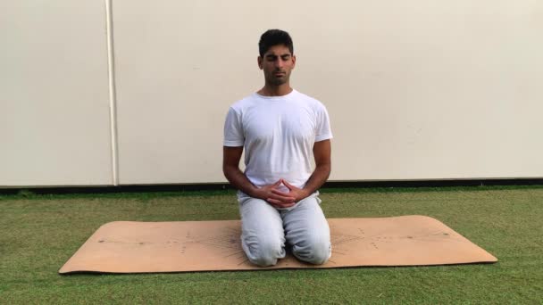 Indian Man Berlatih Teknik Pernafasan Sesi Meditasi Pada Tikar Yoga — Stok Video