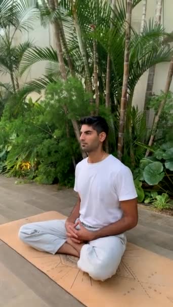Hombre Indio Practicando Técnicas Respiración Sesión Meditación Sobre Esterilla Yoga — Vídeo de stock