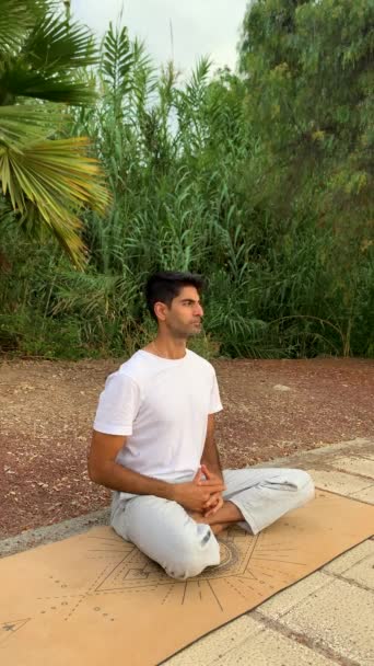 Hombre Indio Practicando Técnicas Meditación Respiración Sesión Tranquila Sobre Esterilla — Vídeo de stock