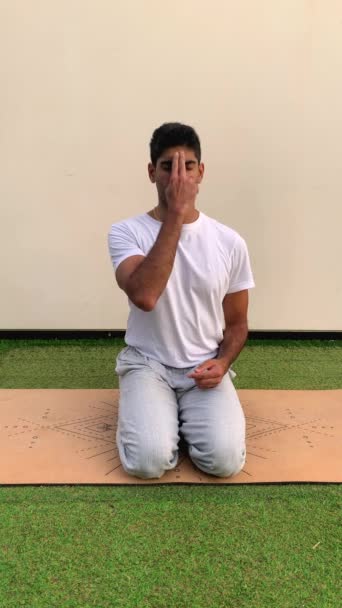 Homem Indiano Praticando Técnicas Meditação Respiração Sessão Calma Tapete Ioga — Vídeo de Stock