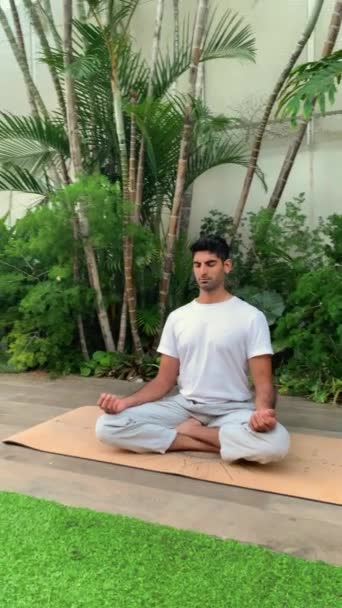 Indien Pratiquant Des Techniques Respiratoires Session Méditation Sur Tapis Yoga — Video