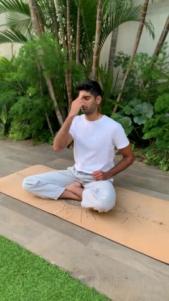Indian Man Utövar Yoga Fitness Session Matta Parken Utomhus Koppla — Stockvideo