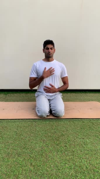 Indian Man Praktiserar Meditation Och Andningsteknik Lugn Session Yogamattan Parken — Stockvideo