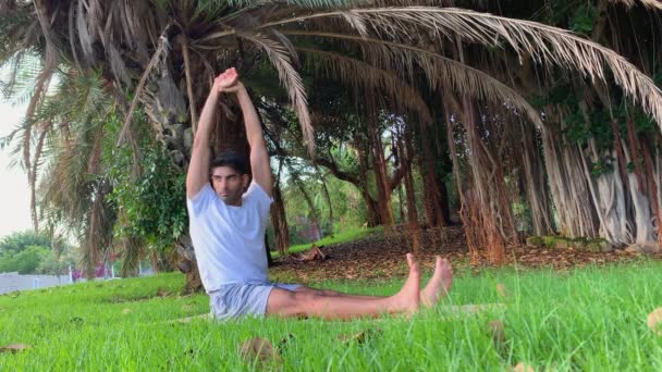 Hombre Joven Indio Entrenando Yoga Sesión Fitness Estera Parque Relajarse — Vídeos de Stock
