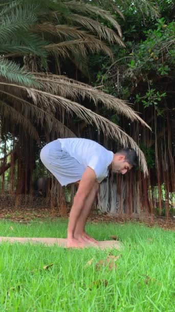 Hintli Genç Adam Yoga Eğitimi Alıyor Parkın Minderinde Spor Salonu — Stok video
