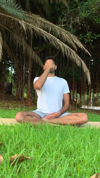 Hombre Indio Practicando Técnicas Respiración Sesión Meditación Sobre Esterilla Yoga — Vídeo de stock