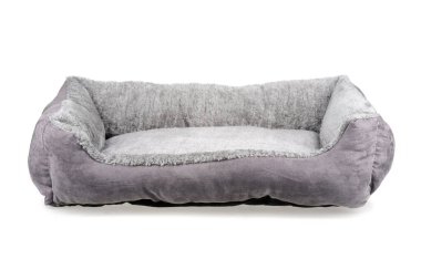 Beyaz arkaplanda boş kedi (köpek) yatağı.