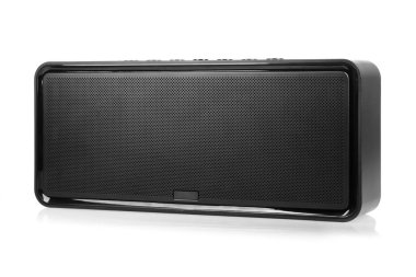 Beyaz arkaplanda siyah taşınabilir bluetooth hoparlörü.