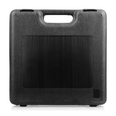 Beyaz arkaplanda siyah plastik araç çantası.