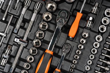 Soket anahtarı plastik kutuda ayarlandı.