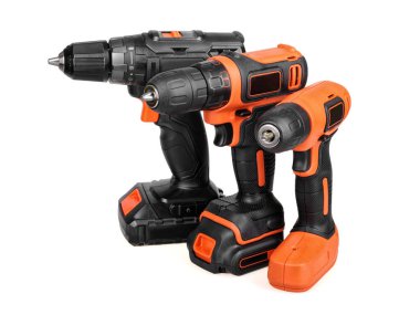 Kablosuz matkap sürücüleri beyaz arkaplanda izole edildi.