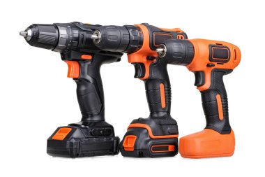 Kablosuz matkap sürücüleri beyaz arkaplanda izole edildi.