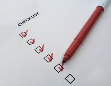 beyaz zemin üzerine kırmızı kalem ile kontrol listesi