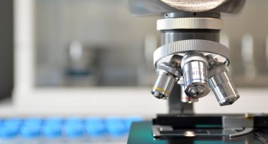 Bulanık bir arkaplanda mikroskobun yakın plan görüntüsü