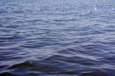 dalgalı su yüzeyi