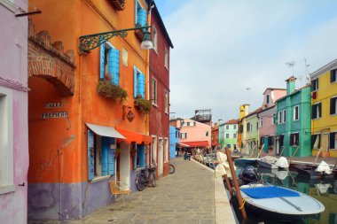 Venedik, İtalya 'daki tekne ve binaların gündüz görüntüsü 