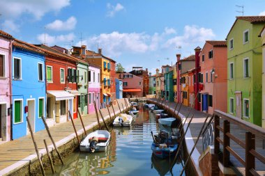 Burano kartpostalı. Burano adasının renkli evleri. Güneşli bir günde Venedik Eyaleti, Veneto Bölgesi, Kuzey İtalya 'da balıkçı tekneleri ile dar su kanallarının temel seti üzerine çok renkli binalar.. 